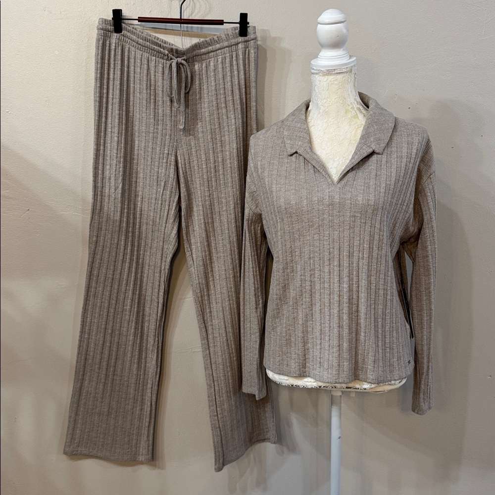 Womens 2 pc Medium Tahari Long Sleeve and Pants Casual Wear Lounge Wear Beige